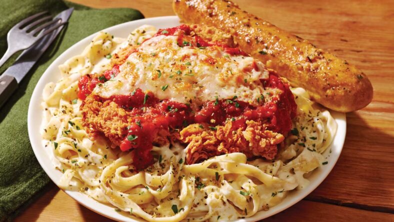 applebee's chicken parmesan fettuccine pasta / applebee's new menu item
